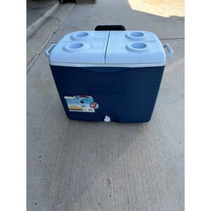 Rubbermaid Blue wheeled  ice chest 45 qt